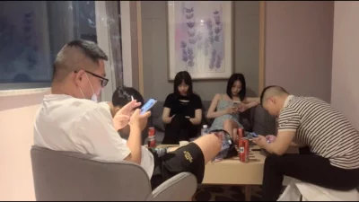 （下方简介进群无门槛约炮）